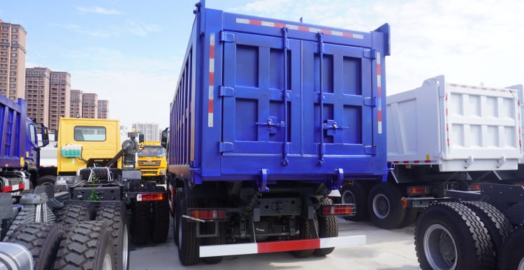Sinotruck Howo N7 8x4 30 Ton Dump Truck for Sale in Sudan