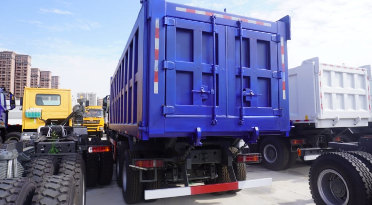 Sinotruck Howo N7 8x4 30 Ton Dump Truck for Sale in Sudan